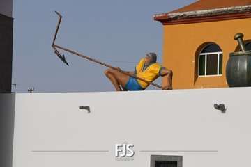 Lomo Magullo abraza la vida con la escultura homenaje a la Traída del Agua/Francisco Javier Santana y TA.